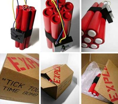 Despertador analógico montado sobre cartuchos simulados de dinamita roja con cables al estilo de los explosivos ACME